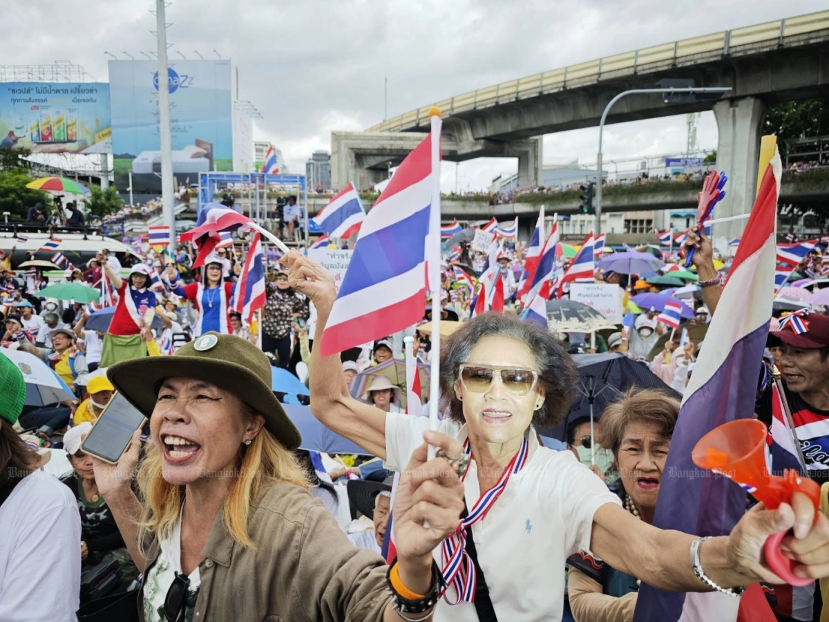 Hàng trăm người biểu tình tại Thái Lan yêu cầu thủ tướng từ chức. Ảnh: Bangkok Post