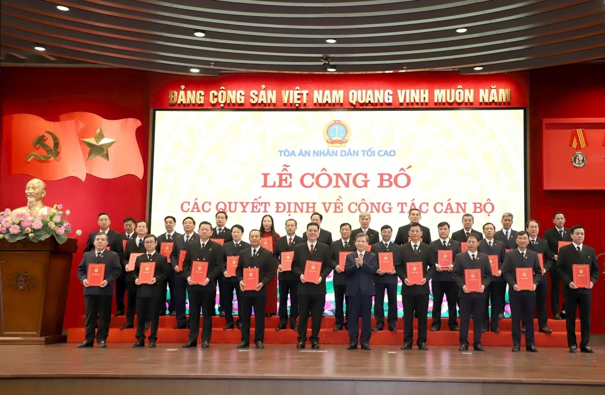 Chánh án TAND Tối cao Lê Minh Trí trao quyết định cho 26 Chánh án TAND cấp tỉnh và 3 Chánh án tòa phúc thẩm. (Ảnh: Hùng Anh)