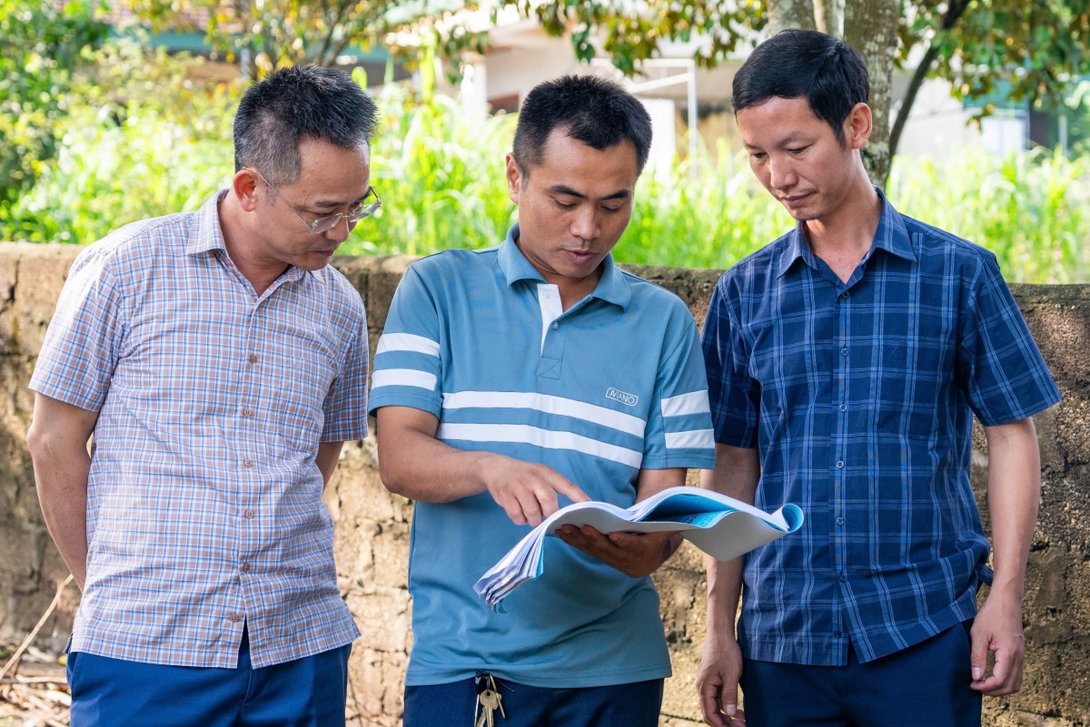 Ông Nguyễn Văn Thực - Phó Chủ tịch UBND huyện Tân Kỳ (ngoài cùng bên trái) kiểm tra thiết kế hệ thống cấp nước số 7, xóm Khe Sơn, xã Đồng Văn. Ảnh: Nguyễn Đạo