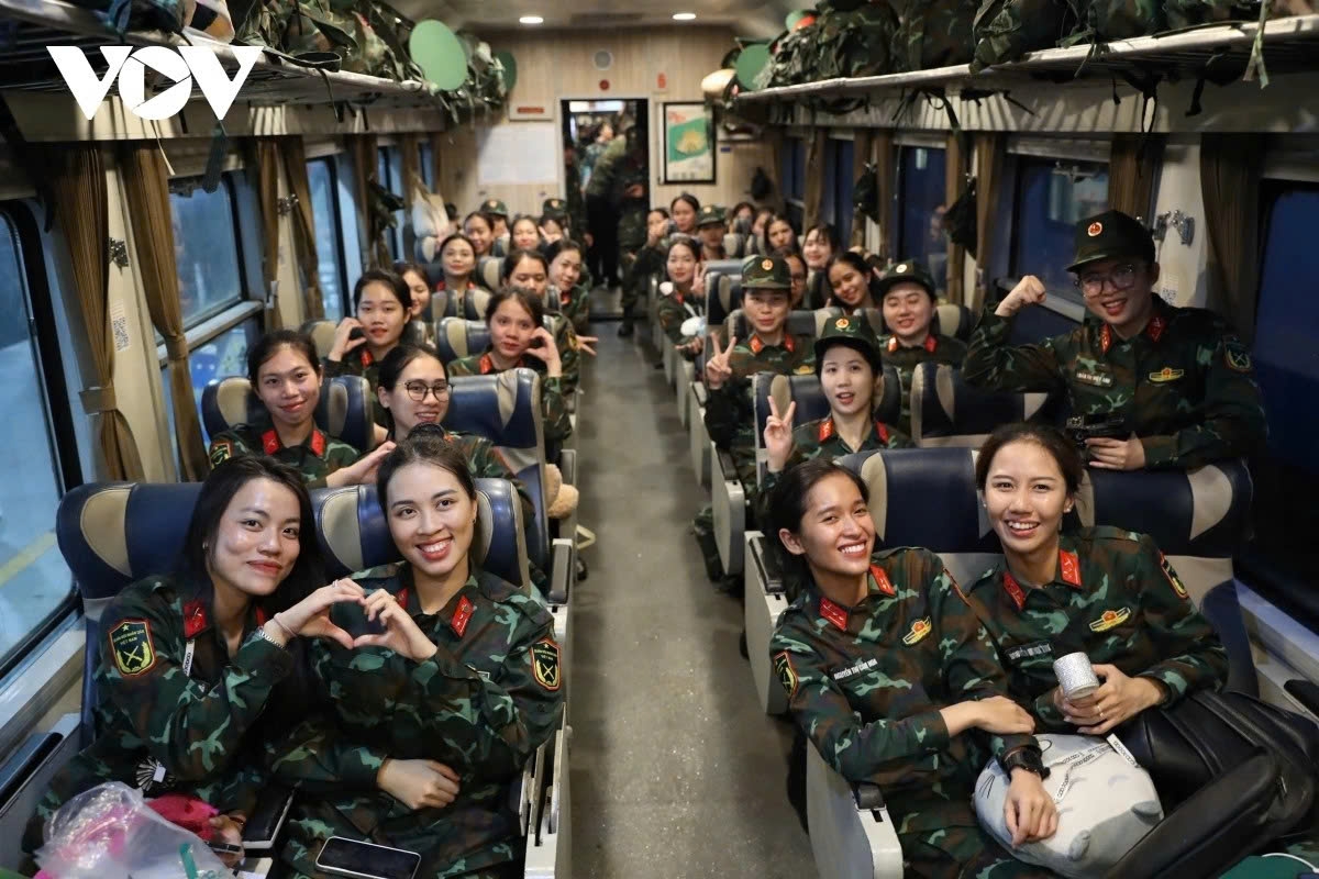 Among the more than 660 officers and soldiers departing to carry out the mission, many have previously participated in the military parade at the 50th anniversary celebration of the liberation of the South and national reunification in late April.