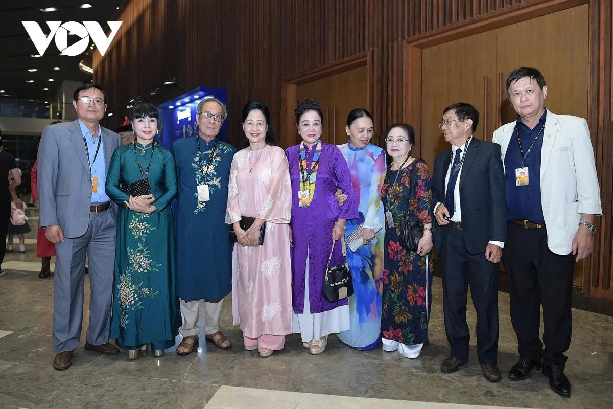 The red carpet sees the presence of numerous veteran artists including People’s Artists Ha Bac, Nhu Quynh, Lan Huong, and director Tat Binh.