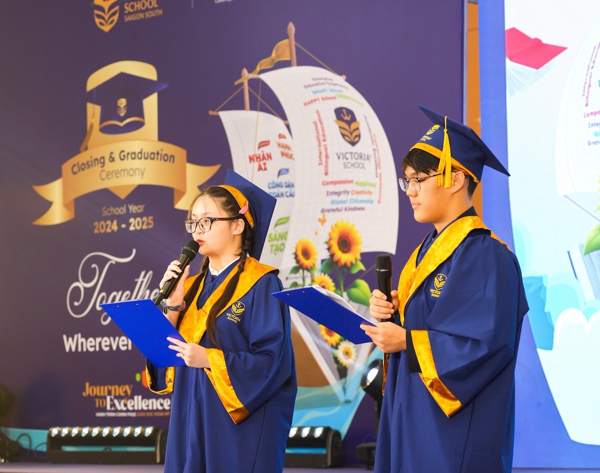 Trần Gia Hân, học sinh lớp 12.1 (bên trái) đại diện học sinh cuối cấp phát biểu tại buổi lễ