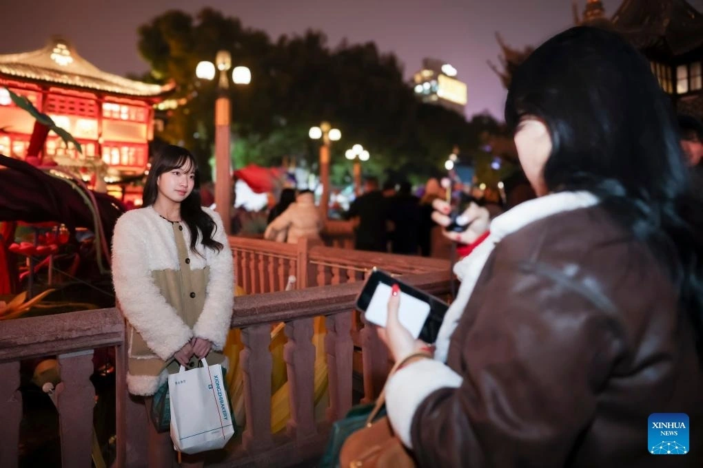 Du khách Hàn Quốc chụp ảnh tại Thượng Hải hồi tháng 12/2024. Nguồn: Xinhua