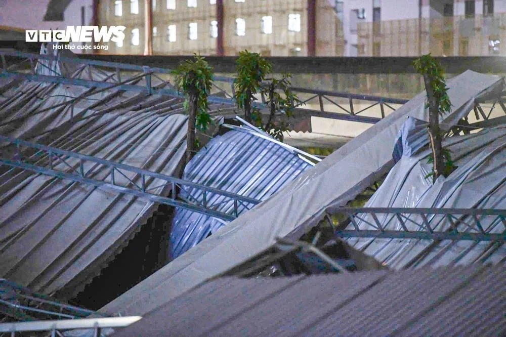 "Khoảng 18h, khi tôi đang nấu cơm trên nhà thì nghe tiếng hô hoán của người dân. Nhìn ra ngoài cửa sổ, tôi thấy mái tôn đổ sập xuống, nhiều người hoảng loạn bỏ chạy", chị N.K.L., cư dân tòa nhà FLC Complex 36 Phạm Hùng chia sẻ.