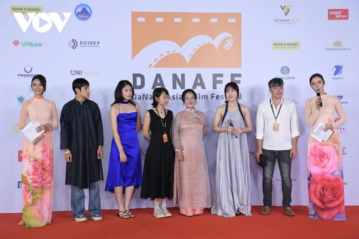 The cast and crew of Butterfly on the Rain, directed by Duong Dieu Linh, the only Vietnamese film competing in the Asian Features category, makes a grand appearance on the red carpet.