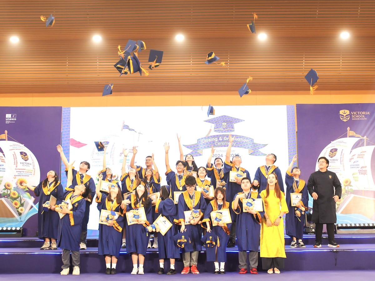 Nghi thức tung mũ tốt nghiệp của các em học sinh Victoria School - Nam Sài Gòn