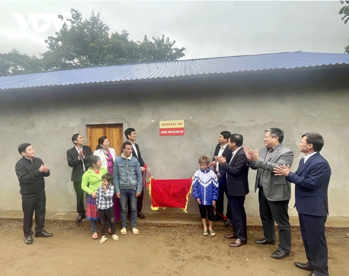 Trao mái ấm, tạo niềm tin cho đồng bào nghèo