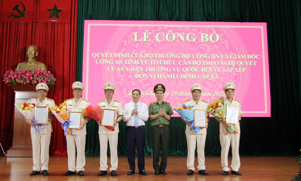 Chủ tịch UBND tỉnh Bắc Giang Nguyễn Việt Oanh và Thiếu tướng Bùi Duy Hưng, Giám đốc Công an tỉnh Bắc Ninh trao Quyết định và tặng hoa chúc mừng các Phó Giám đốc Công an tỉnh Bắc Ninh