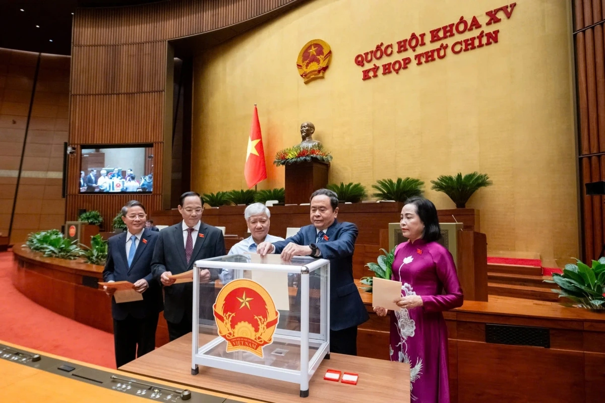 Các đại biểu bỏ phiếu bầu Phó Chủ tịch và Ủy viên Hội đồng Bầu cử Quốc gia, sáng 26/6. Ảnh: Phạm Thắng