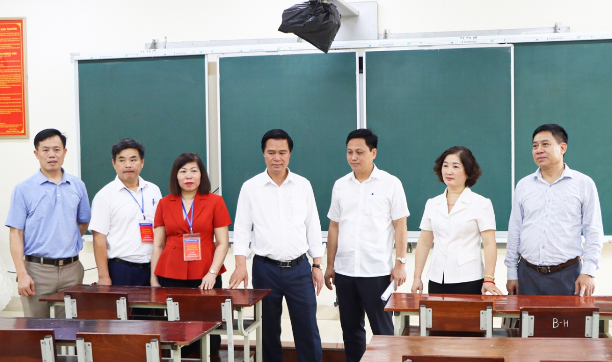 Phó Chủ tịch UBND tỉnh Bắc Ninh Lê Xuân Lợi kiểm tra phòng thi