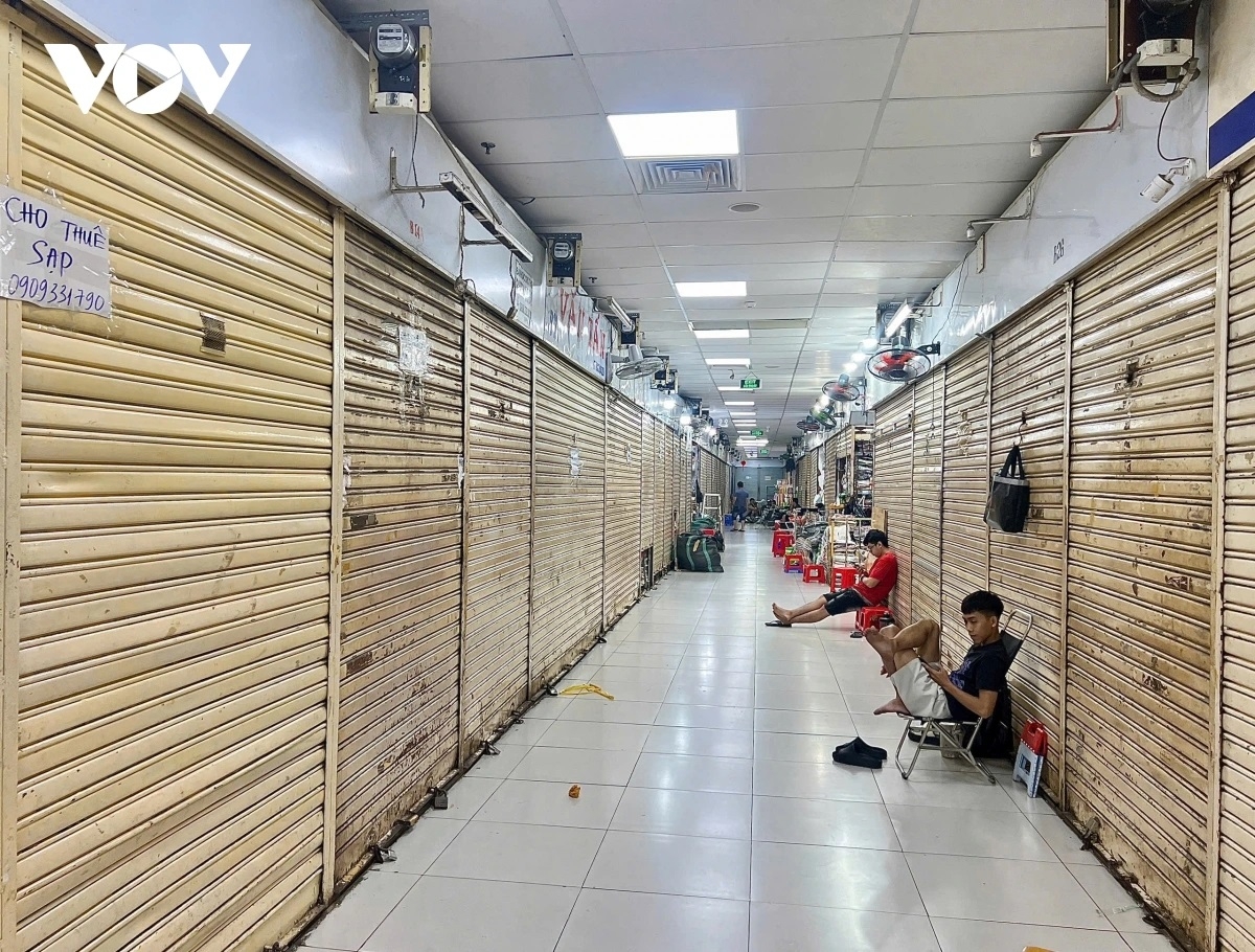 Chợ An Đông, chợ bán sỉ lẻ nhiều mặt hàng tiêu dùng, đặc biệt là quần áo, giày dép... Thời gian gần đây, trở nên vắng lặng