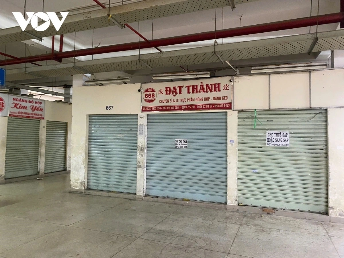 Người đến chợ Bình Tây chỉ có thể tìm thông tin trên bảng hiệu các sạp đã đóng cửa