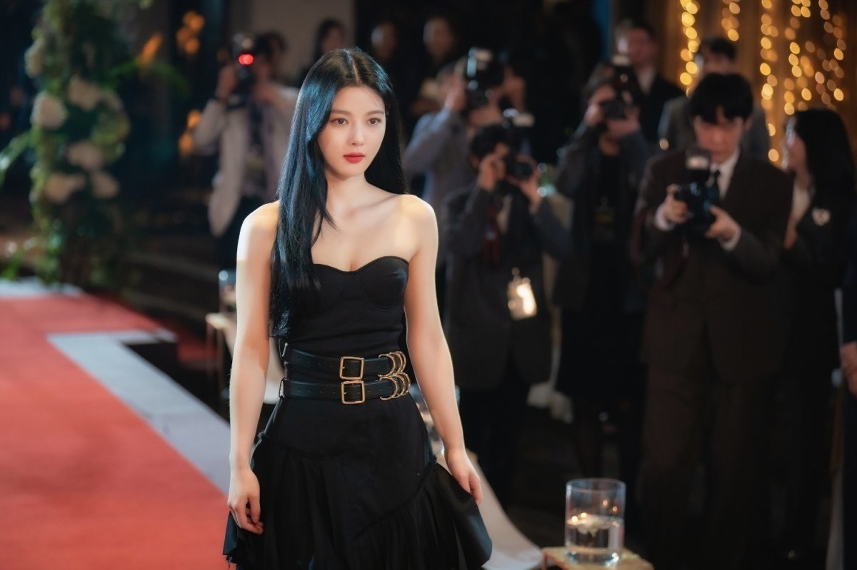 Kim Yoo Jung trong vai Do Do Hee (My Demon): Do Do Hee là nữ thừa kế trẻ trung, độc lập và mang nét nổi loạn hiếm có. Kim Yoo Jung thoát khỏi hình tượng “em gái quốc dân” để hóa thân thành một doanh nhân sắc sảo với gu thời trang sành điệu, thể hiện một phiên bản hiện đại và phá cách của giới tài phiệt.