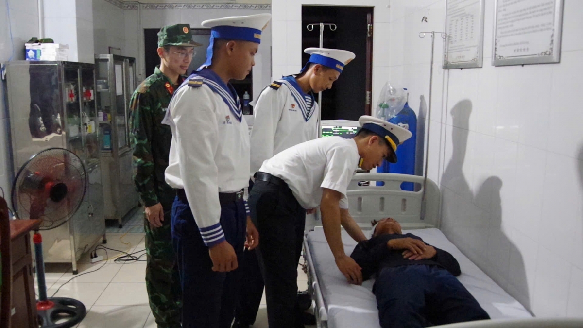 Quân y thăm khám cho ngư dân