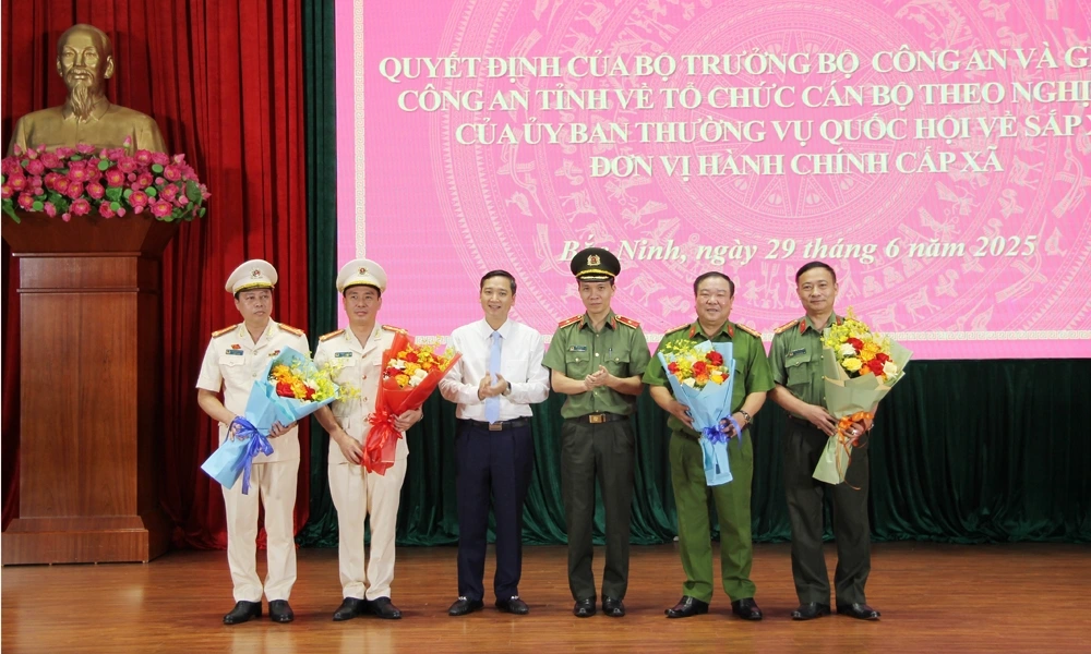 Chủ tịch UBND tỉnh Bắc Giang Nguyễn Việt Oanh và Thiếu tướng Bùi Duy Hưng, Giám đốc Công an tỉnh Bắc Ninh tặng hoa chúc mừng các đồng chí lãnh đạo Công an 2 tỉnh Bắc Ninh, Bắc Giang được điều động đến nhận công tác tại các đơn vị thuộc Bộ Công an