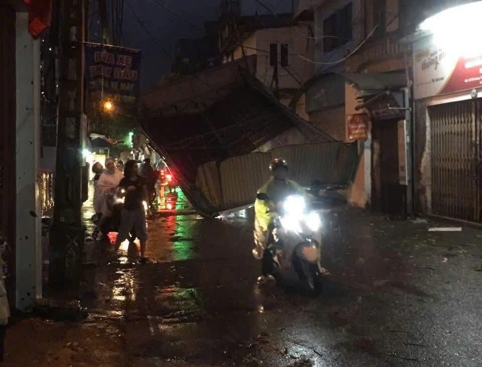 Rất may khi đó không có ai qua lại nên không gây ra thiệt hại về người