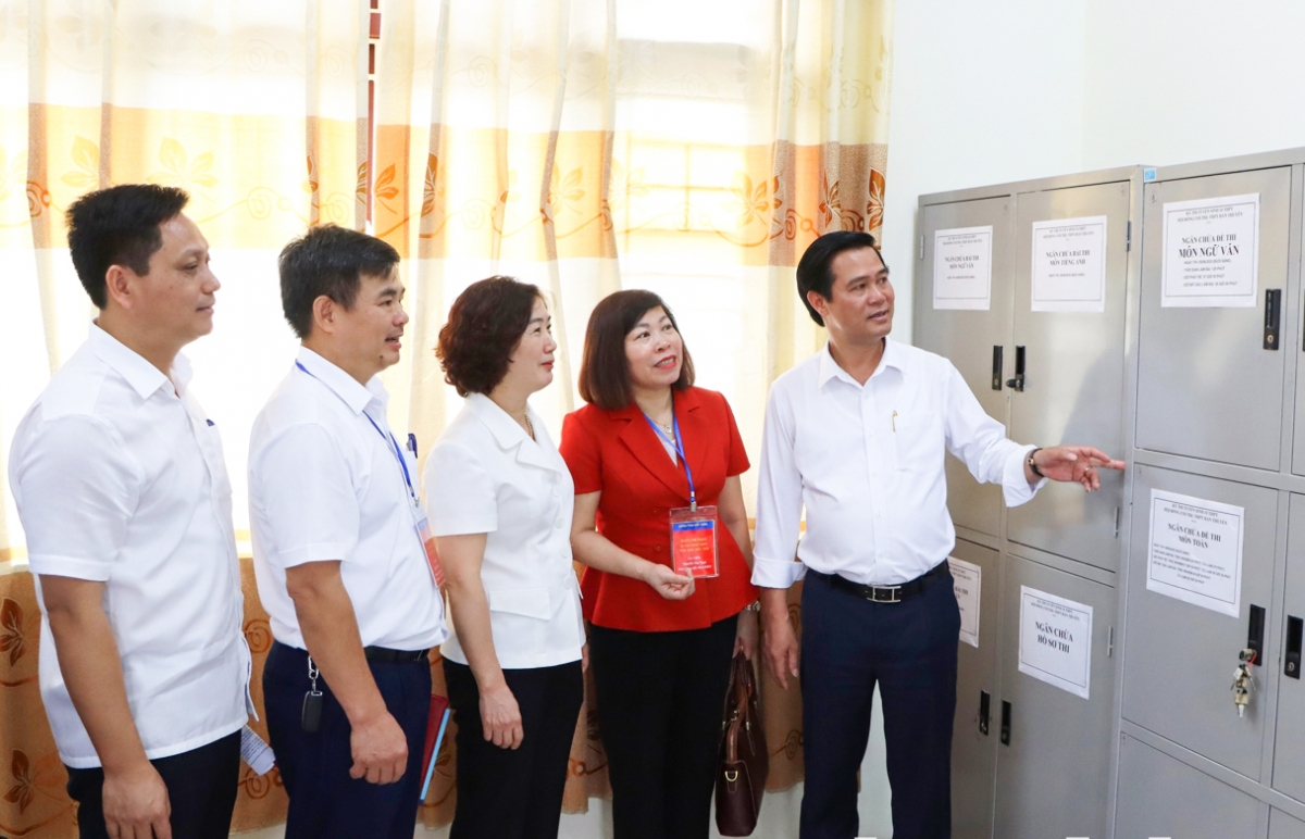 Đoàn kiểm tra phòng lưu trữ đề thi tại Hội đồng thi Trường THPT Hàn Thuyên
