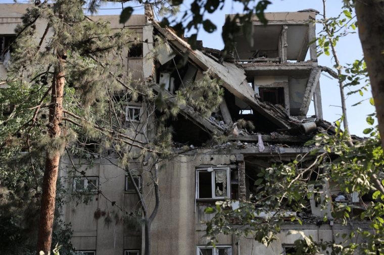 Một tòa nhà ở Tehran bị hư hại sau đợt tấn công mới nhất của Israel. Ảnh: Reuters