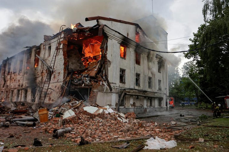 Một tòa nhà ở Kharkov bốc cháy sau vụ tấn công của Ukraine. Ảnh: Reuters