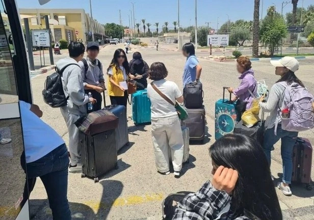 Công dân Hàn Quốc được sơ tán ra khỏi Israel. Ảnh: Bộ Ngoại giao Hàn Quốc