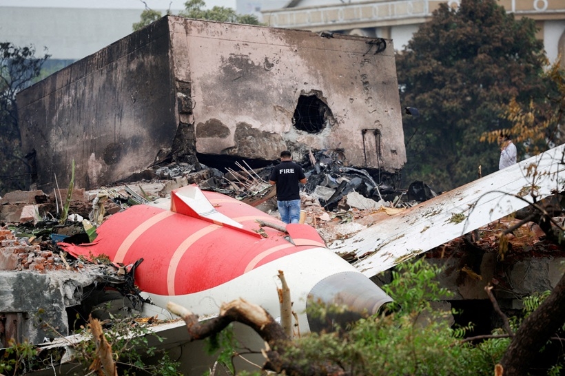 Hiện trường vụ tai nạn máy bay Air India tại Ahmedabad. Ảnh: Reuters