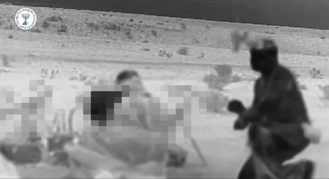 Đoạn video do cơ quan tình báo Mossad của Israel chia sẻ với CNN cho thấy các đặc vụ Israel bí mật vận chuyển vũ khí vào Iran trước loạt không kích hôm 13/6.