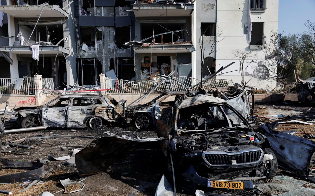Hậu quả một vụ tập kích tên lửa Iran vào lãnh thổ Israel. Ảnh: Reuters.