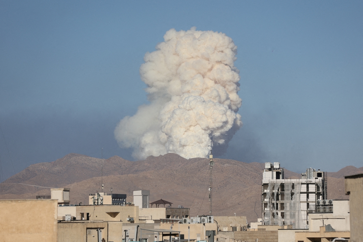 Khói bốc lên sau cuộc tấn công của Israel tại Tehran, Iran. (Ảnh: Reuters)