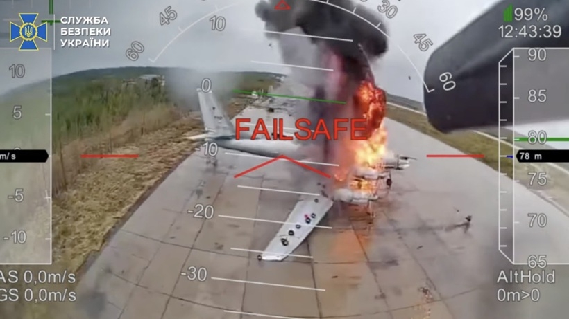Máy bay không người lái UAV của Ukraine tấn công căn cứ không quân Olenya, Nga. Ảnh: The Moscow Times