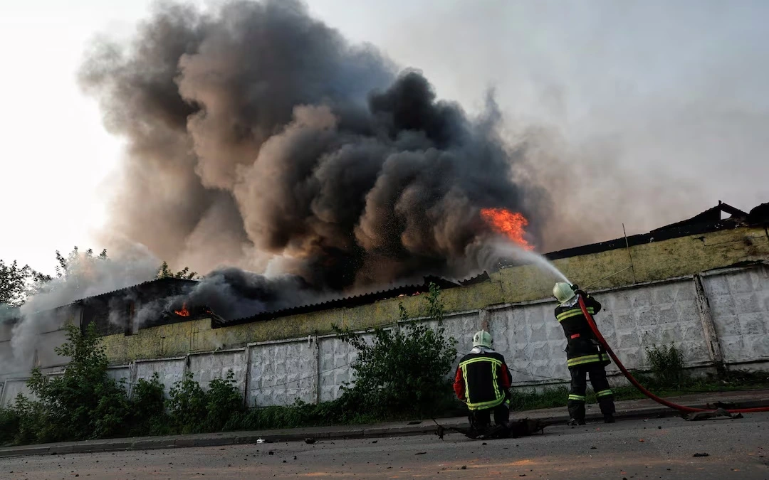 Lính cứu hỏa Ukraine nỗ lực dập lửa sau khi Nga tập kích UAV vào thủ đô Kiev. Ảnh: Reuters.