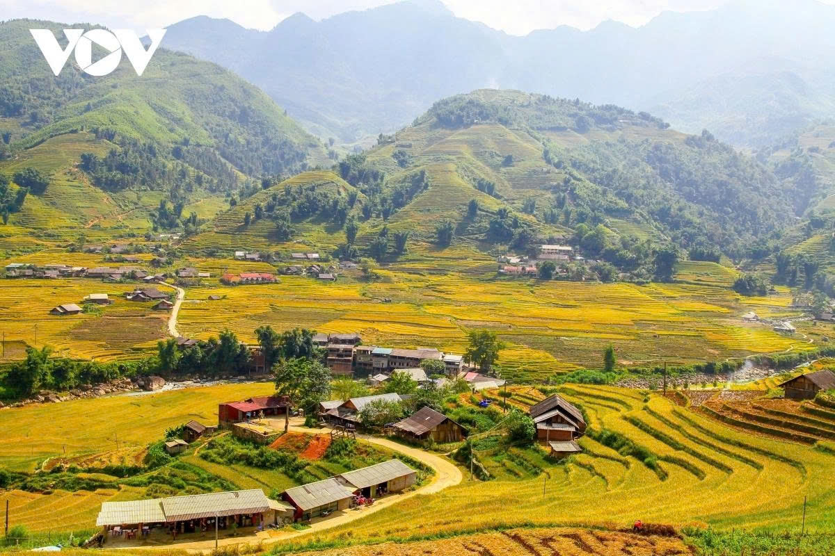 The famous tourist resort of Sa Pa in northern Vietnam attracts tourists thanks to its stunning mountain landscapes, year-round cool climate, and rich indigenous culture
