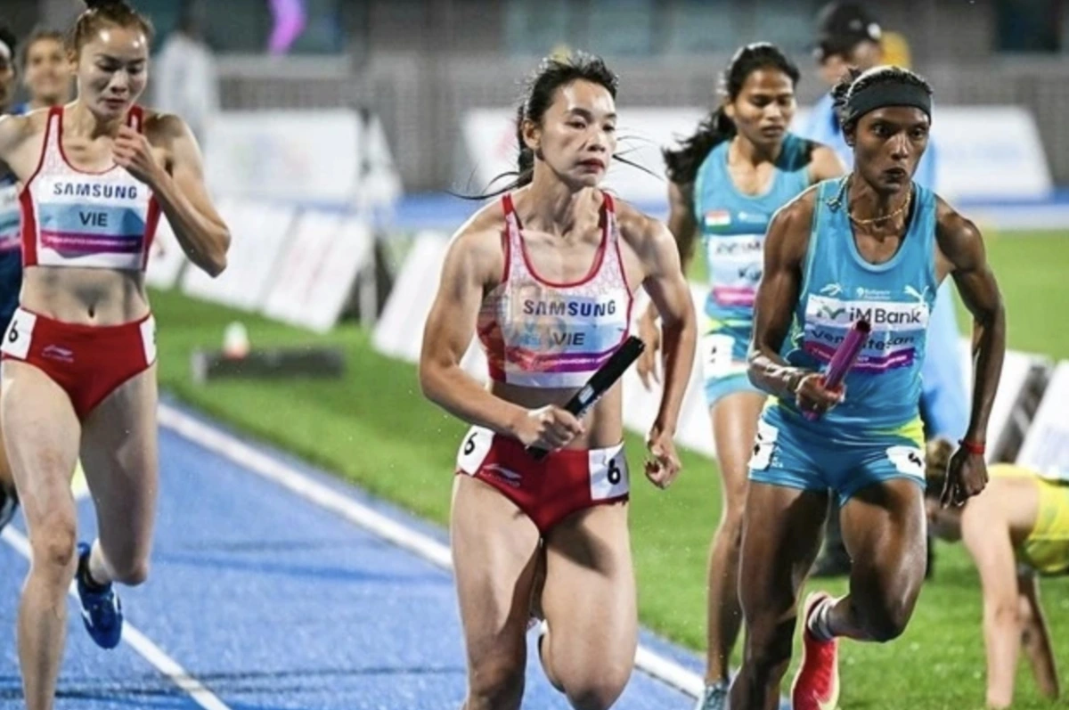 Hoang Thi Minh Hanh of Vietnam (centre) during the last leg of the women's 4x400m at the ongoing Asian Athletics Championships on May 29 in Gumi, the Republic of Korea. (Photo courtesy of AAA)