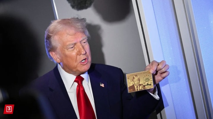 Ông Trump giới thiệu chiếc "thẻ vàng" trị giá 5 triệu USD đầu tiên của Mỹ. Ảnh: Reuters