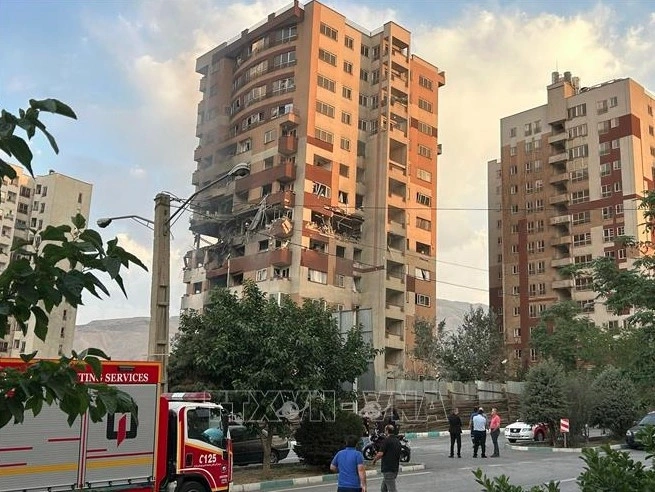 Một tòa nhà bị phá hủy sau vụ không kích của Israel xuống thủ đô Tehran của Iran ngày 13/6/2025. Ảnh: AA/TTXVN