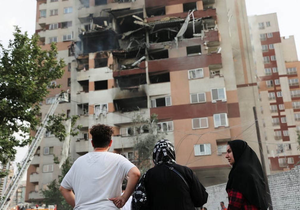 Một tòa nhà hư hại sau cuộc tấn công của Israel vào Tehran. Ảnh: Reuters