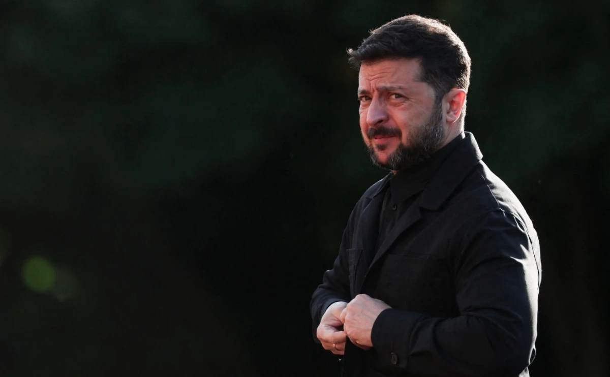Ông Zelensky trước khi bước vào Hội nghị thượng đỉnh NATO tại The Hague. Ảnh: Reuters
