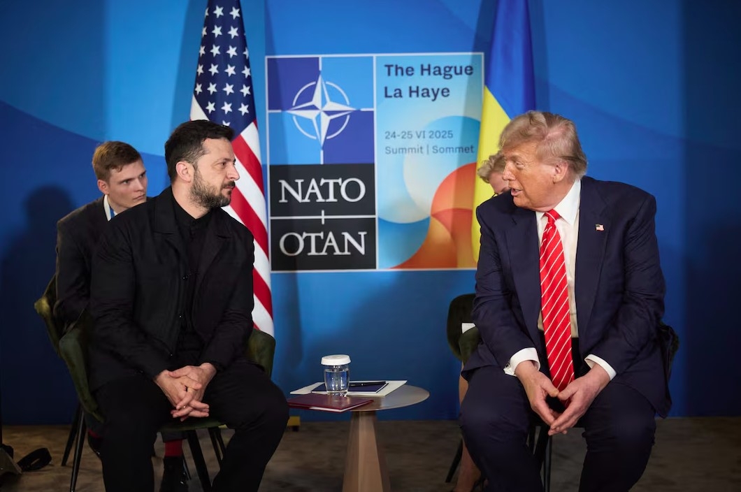 Tổng thống Ukraine Zelensky (trái) gặp Tổng thống Mỹ Trump (phải) tại Hội nghị thượng đỉnh NATO. Ảnh: Reuters