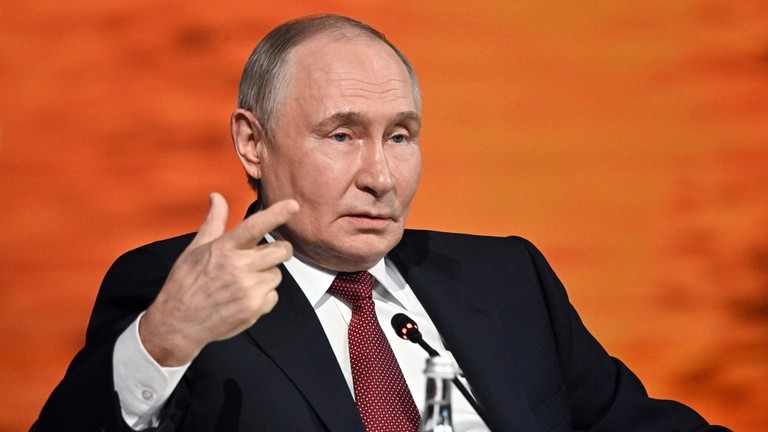Tổng thống Nga Vladimir Putin tại phiên họp toàn thể của Diễn đàn Kinh tế Quốc tế St. Petersburg. Ảnh: RT
