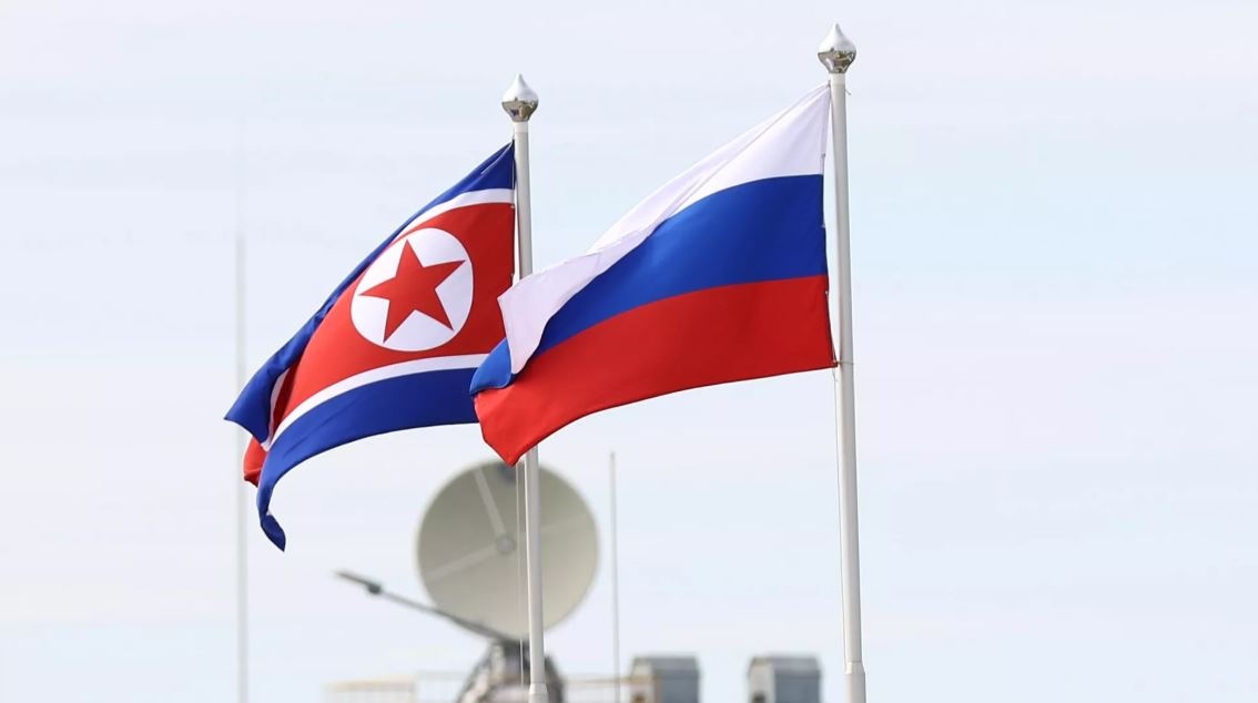 Cờ Nga và cờ CHDCND Triều Tiên tại Trung tâm vũ trụ Vostochny Cosmodrome, Liên bang Nga. Ảnh: Ria Novosti