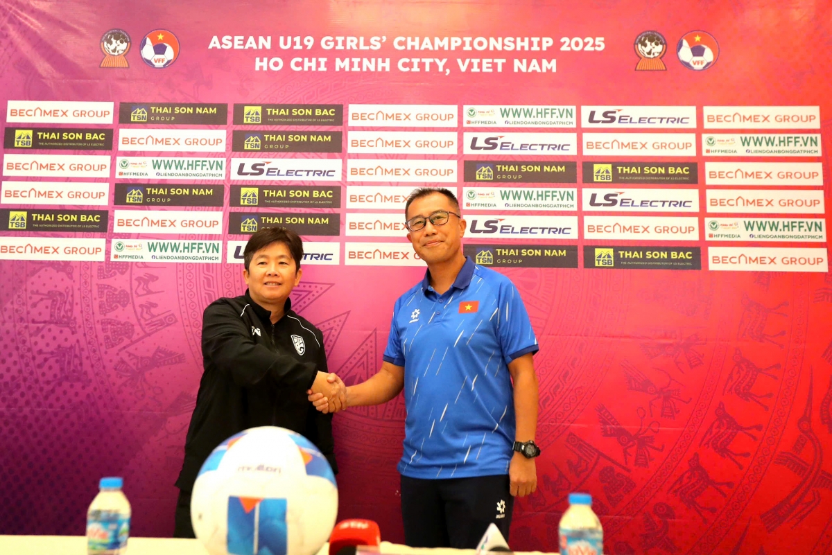 Coach Okiyama Masahiko (R) of the Vietnam U19 women’s team and coach Nuengrutai Srathongvian of the Thailand U19 women's team at a press briefing in Ho Chi Minh City on June 17. (Photo: VFF)