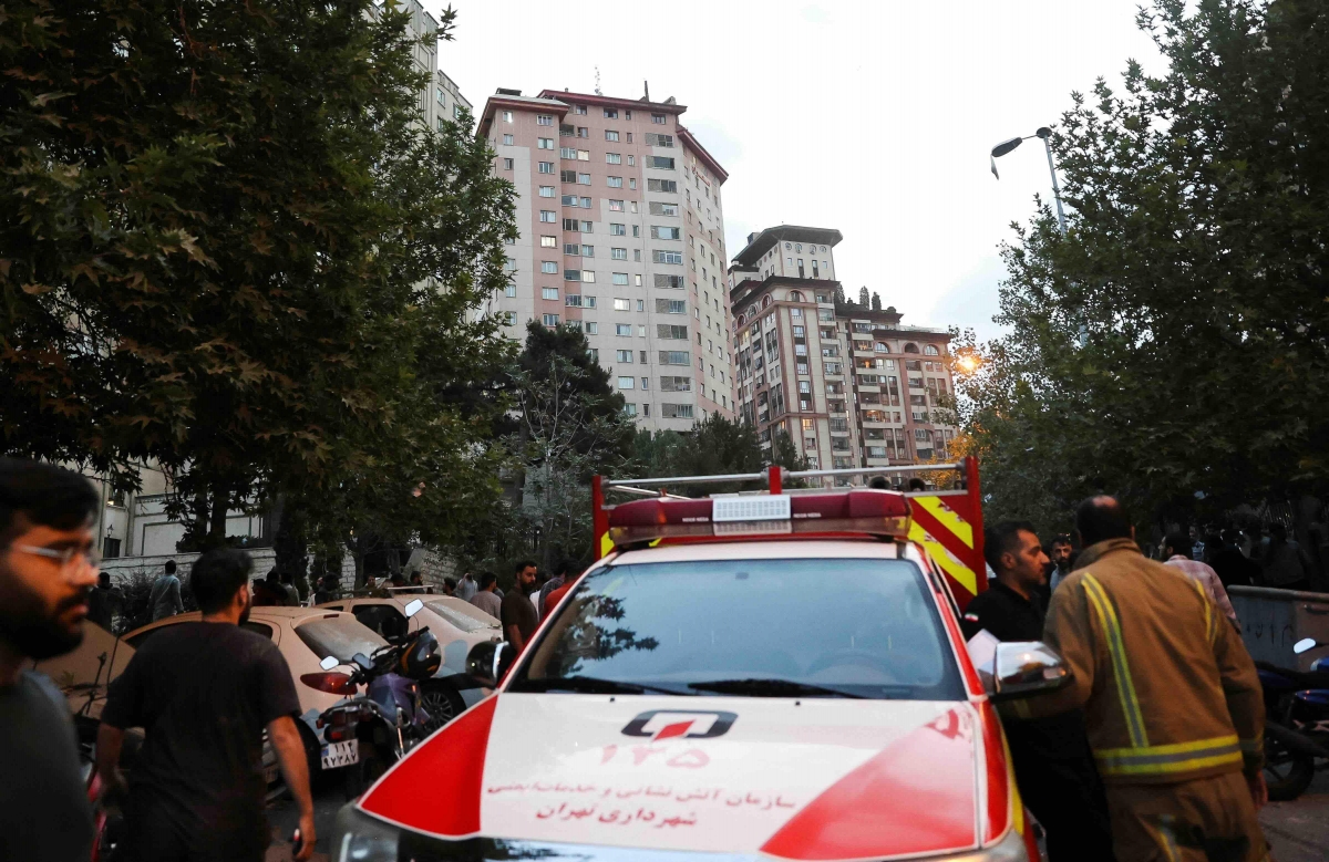 Xe cứu thương hoạt động ở thủ đô Tehran sau cuộc không kích của Israel vào Iran ngày 13/6. Ảnh: Reuters