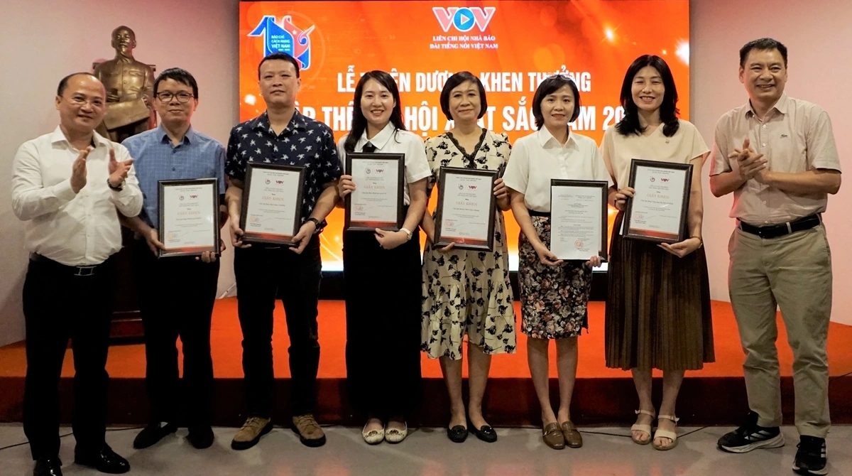 Liên Chi hội Nhà báo Đài TNVN tặng giấy khen cho các Chi hội có thành tích xuất sắc trong chuyên môn và công tác hội năm 2024