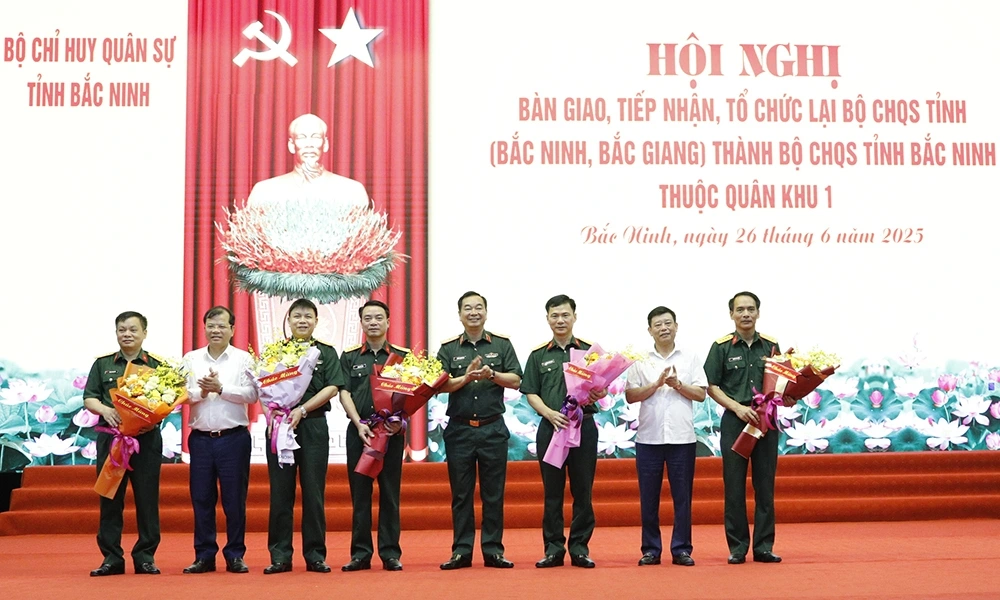 Thiếu tướng Trương Mạnh Dũng - Tư lệnh Quân khu 1 và lãnh đạo 2 tỉnh Bắc Giang, Bắc Ninh tặng hoa chúc mừng Bộ Chỉ huy quân sự tỉnh Bắc Ninh (mới)