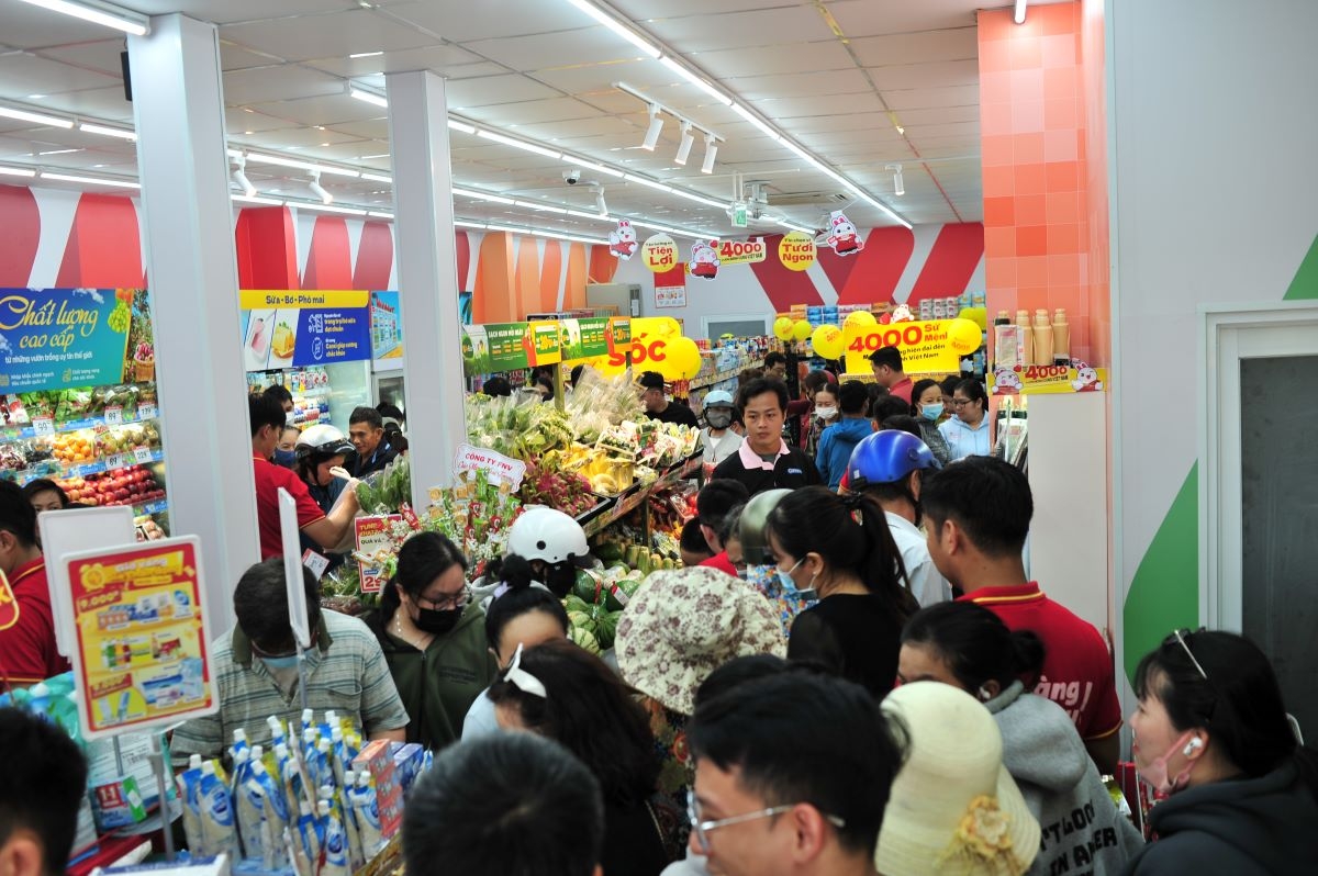 Chương trình "Giờ vàng - Giá chấn động" nhân dịp khai trương cửa hàng WinMart+ 4.000 thu hút đông đảo người tham gia