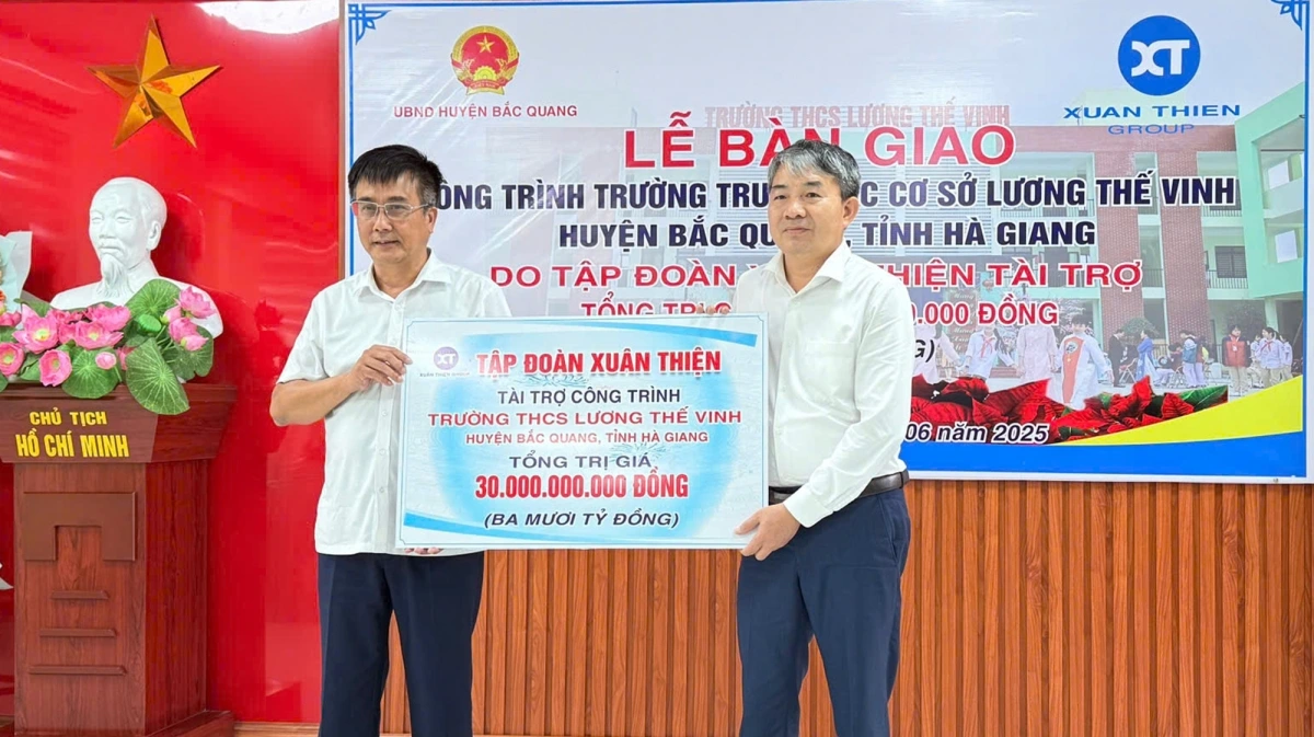 Phó Chủ tịch Tập đoàn Xuân Thiện Vũ Văn Nga bàn giao trường cho Chủ tịch huyện Bắc Quang Phùng Viết Vinh