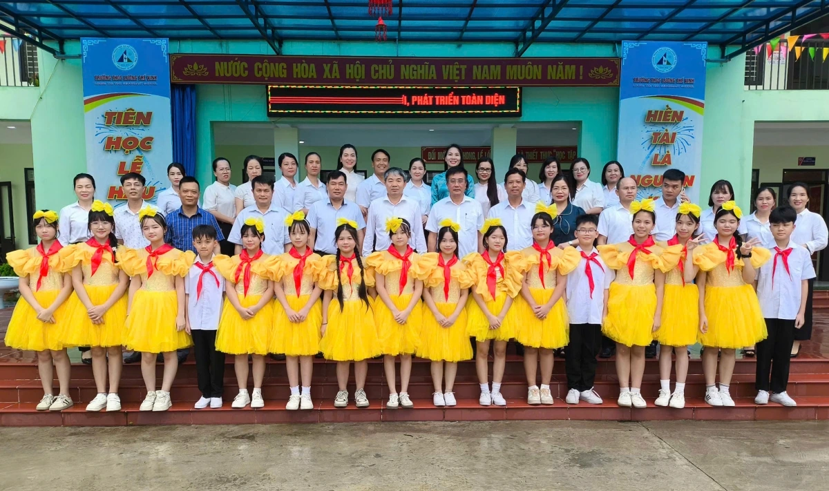Học sinh Trường THCS Lương Thế Vinh hạnh phúc với ngôi trường mới khang trang được Tập đoàn Xuân Thiện xây tặng