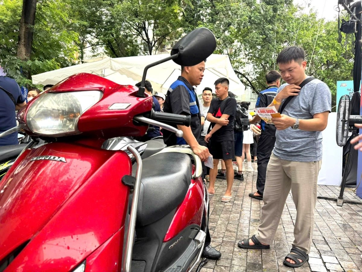 Anh Ngô Xuân Thắng (Cầu Giấy) mang xe xăng đến đổi chiếc xe máy điện thứ 3 cho gia đình