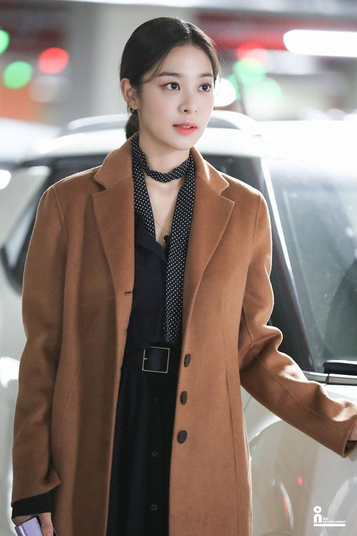 Seol In Ah trong vai Jin Young Seo (A Business Proposal): Jin Young Seo là cô gái hài hước, thân thiện nhưng không kém phần cá tính. Là con gái một tập đoàn lớn, cô chọn sống độc lập và không ngần ngại theo đuổi tình yêu cũng như sự nghiệp riêng. Seol In Ah mang đến hình tượng nữ thừa kế hiện đại – tự do, vui vẻ và chân thật.