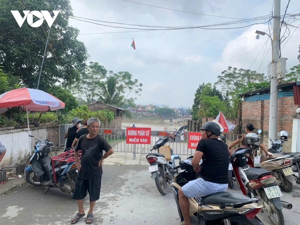 Tạm cắt cầu phao Phong Châu, chuẩn bị phà quân sự đưa người dân qua cầu.