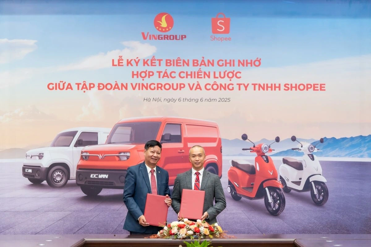 Ông Lê Khắc Hiệp, Phó Chủ tịch Tập đoàn Vingroup và ông Trần Tuấn Anh, Giám đốc điều hành Shopee Việt Nam tại lễ ký kết